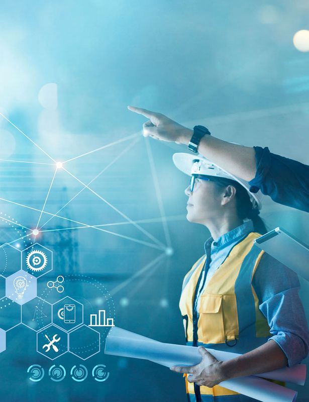Eine Person hält einen Bauplan in der Hand und schaut in Richtung einer Baustelle. Auf dem Bild sind Icons verteilt, die das Thema Elektrotechnik unterstreichen.