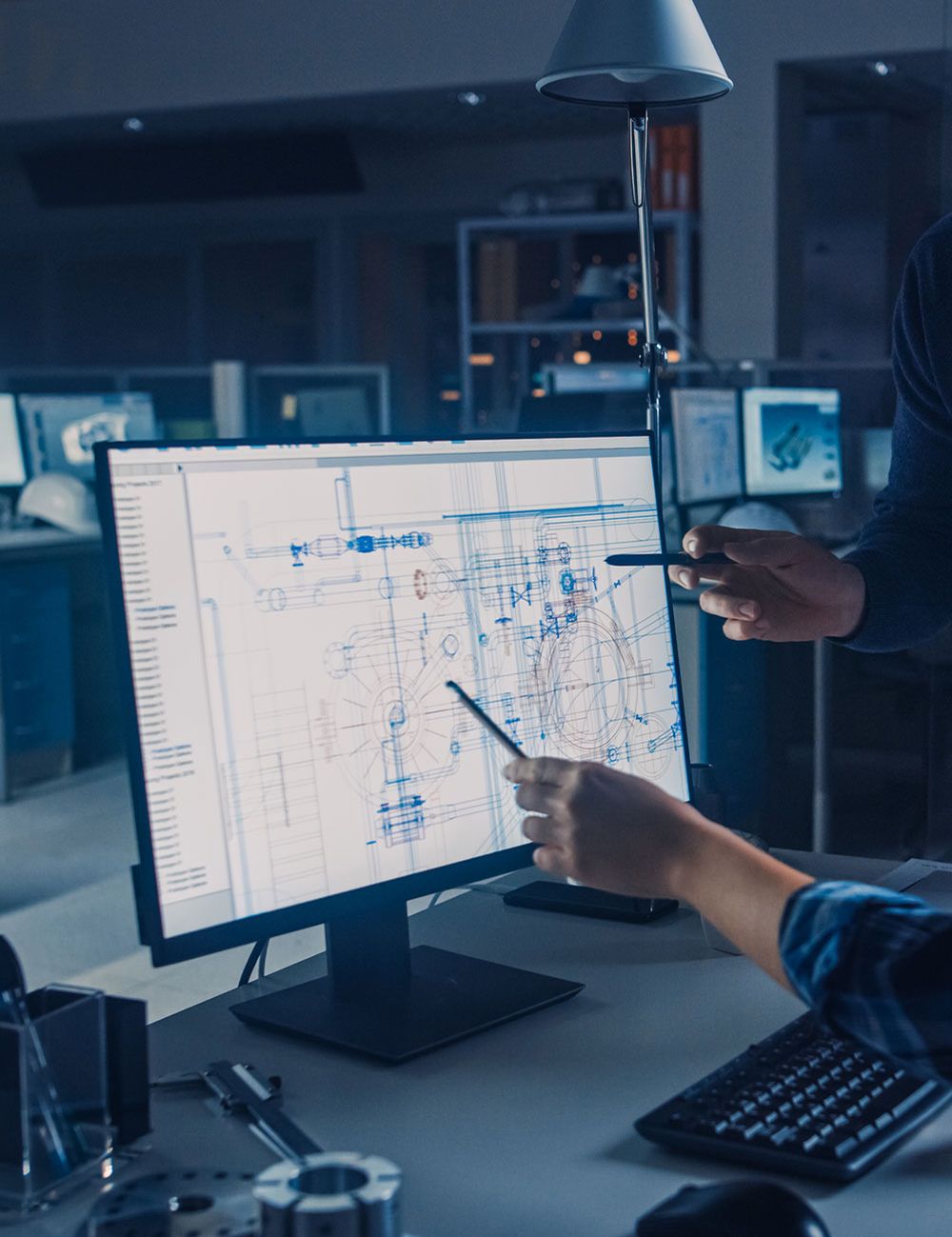 Ein Projekt wird am Computer geplant und besprochen.