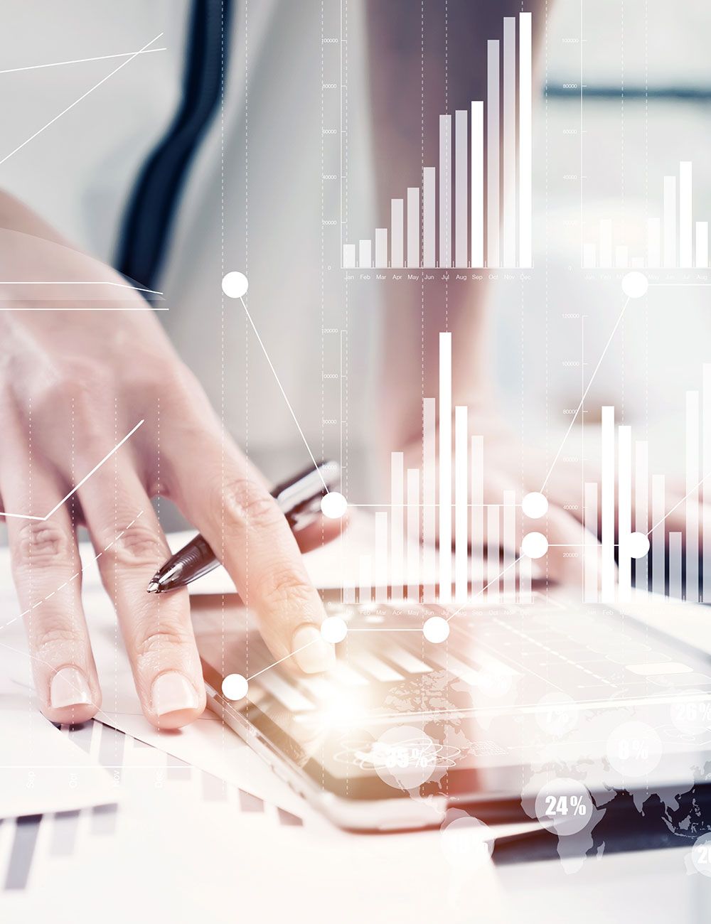 Eine Person verwendet eine Software für Zeitmanagement auf einem Tablet.